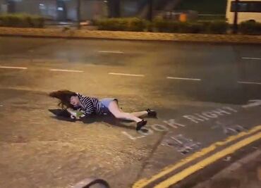 VIDEO: Fuertes vientos del tifón Saola arrastran a una mujer en calle de Hong Kong