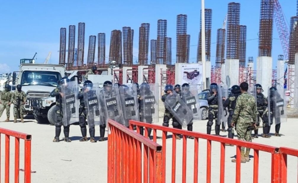 Trabajadores de ICA realizan paro de labores en refinería de Dos Bocas