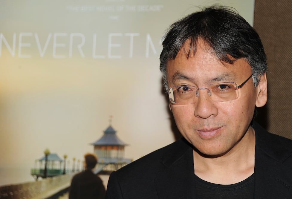 En esta foto del 14 de septiembre del 2010, el escritor Kazuo Ishiguro asiste a una función especial de "Never Let Me Go" en Nueva York. (AP)