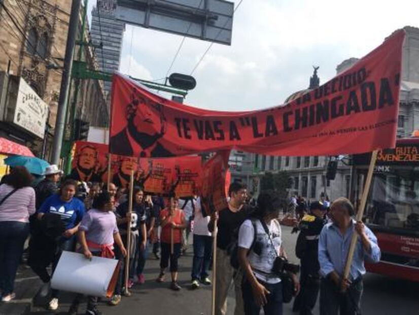 Previo a debate, despliegan mantas contra AMLO en Centro Histórico