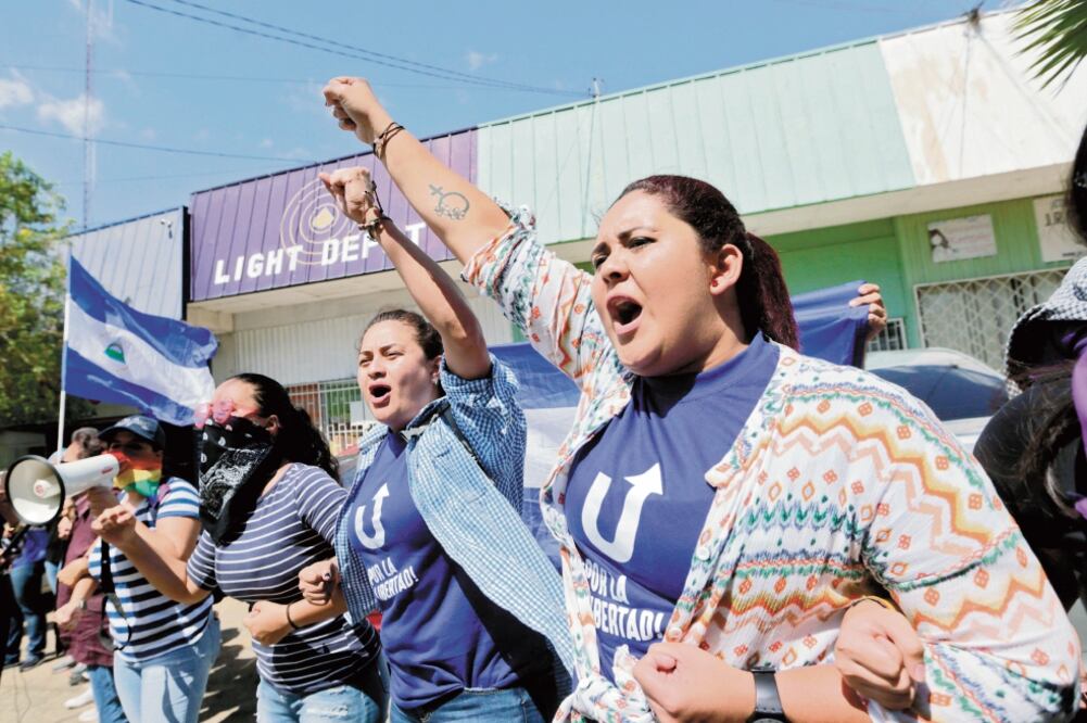 Manifestantes corean consignas contra el gobierno, en las protestas de Managua. / INTI OCON. AFP