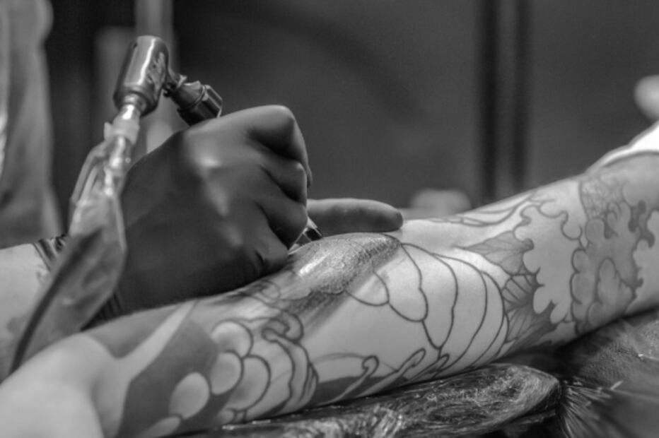 Un hombre se deja tatuar por su hijo de 7 años y esto fue lo sucedió