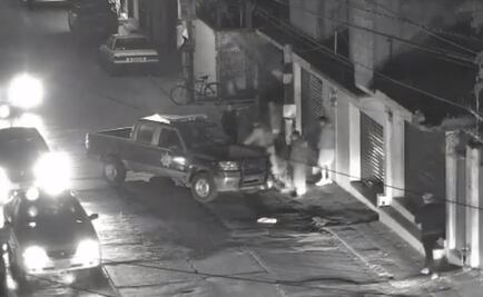 Captan video de jóvenes arrojando bicicleta a asaltante; policías lo detienen