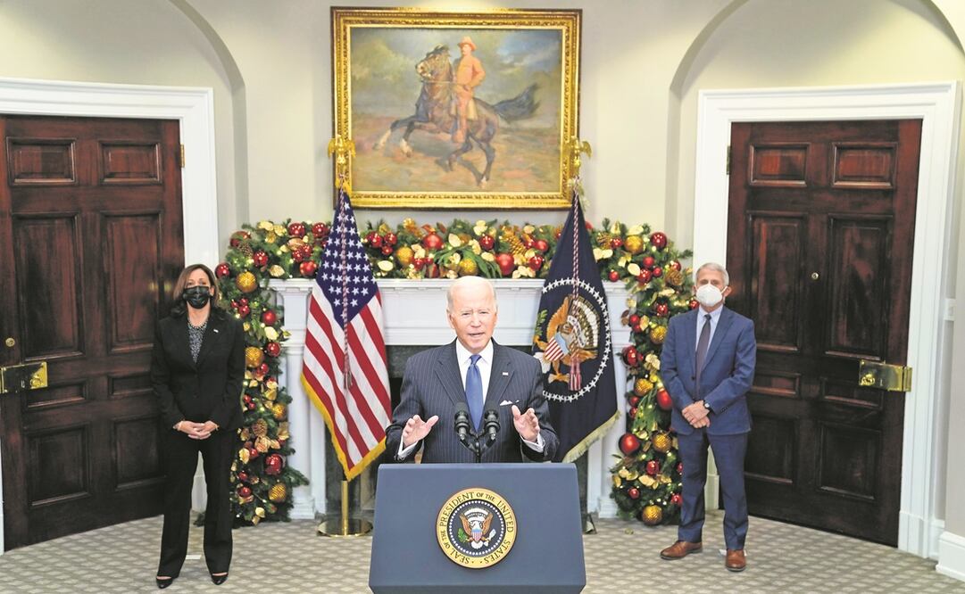 En la Casa Blanca, el presidente Joe Biden se refirió a la nueva variante del coronavirus, ómicron, y aseguró que la mejor estrategia es la vacunación. Foto: Evan Vucci. AP