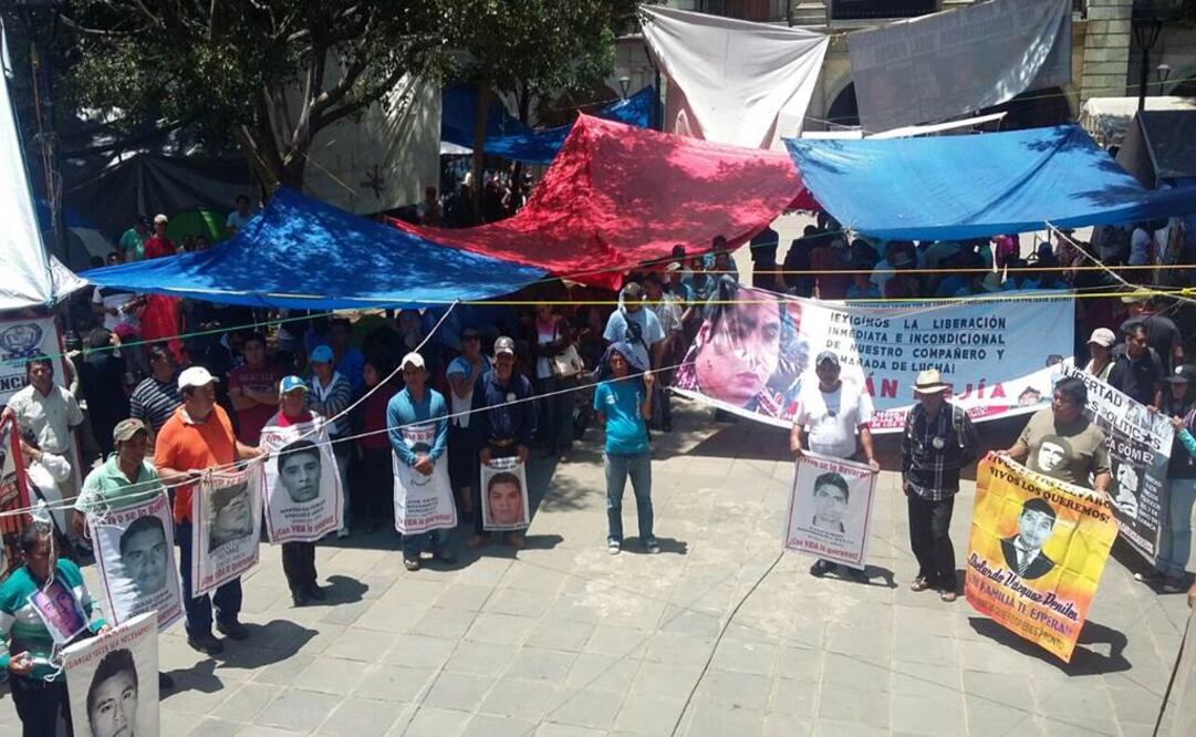 Luego de recorrer las calles, los familiares llegaron al plantón que mantiene la CNTE en el Zócalo. Foto: Valente Rosas/ El Universal 