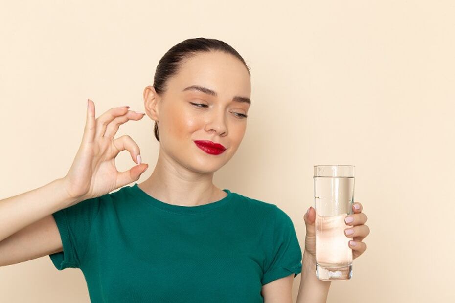El consumo de agua y una alimentación balanceada son parte del skincare. Foto: Freepik