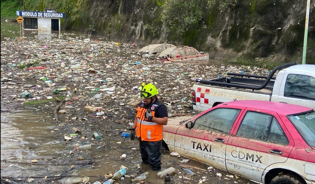Elementos de Protección Civil rescatan cuatro autos atrapados en la presa Río Mixcoac en la alcaldía Álvaro Obregón tras las lluvias intensas del pasado domingo en la Ciudad de México, el 30 de junio de 2025. Foto: Juan Carlos Williams/EL UNIVERSAL