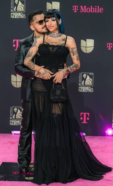 Christian Nodal y Cazzu levantan sospechas de embarazo: posan de negro y enamorados
