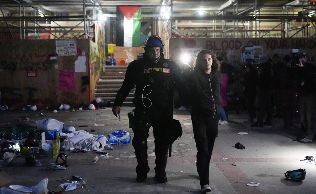 Desalojo de manifestantes en la Universidad de California en Los Ángeles (UCLA). Foto: AP
