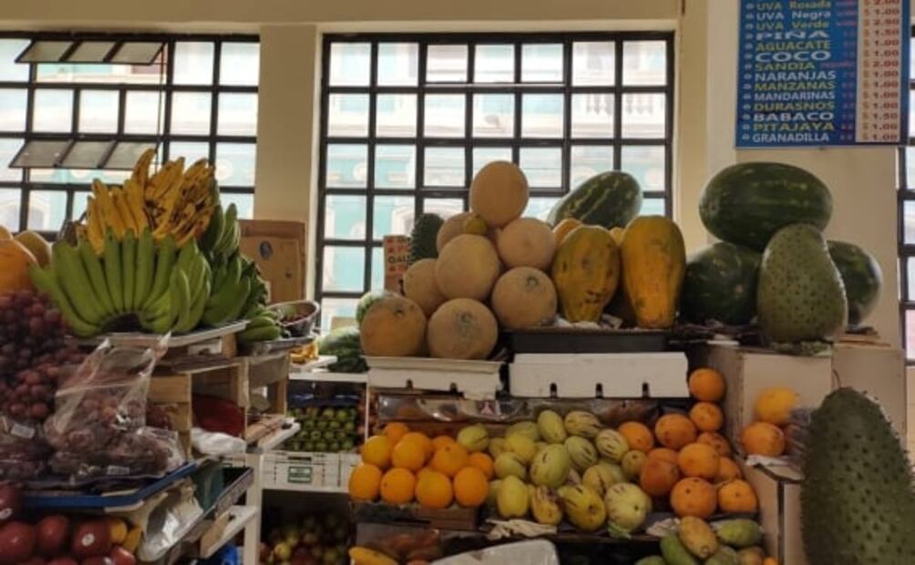 Encebollado y lapingachos es lo que encontrarás en este mercado ecuatoriano