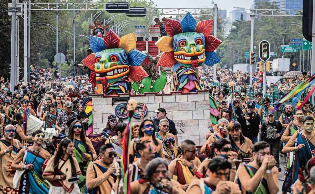 Carros alegóricos de diversas temáticas, como es el mundo prehispánico, tuvieron lugar en el Gran Desfile. Foto: Gabriel Pano / EL UNIVERSAL