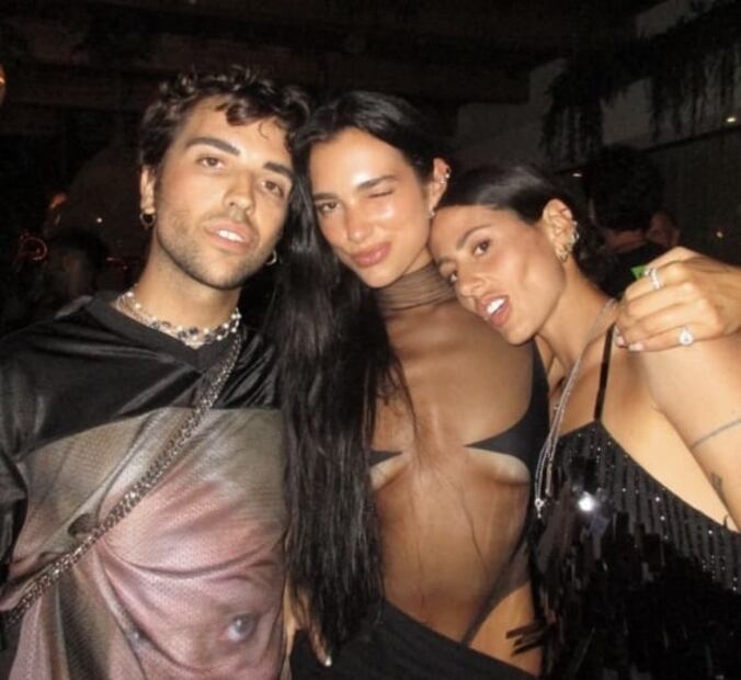 El look más hot de Dua Lipa sin ropa interior