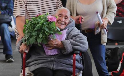 Abuelita celebra sus 100 años en la Feria de Las Flores; reconocen su labor como comerciante