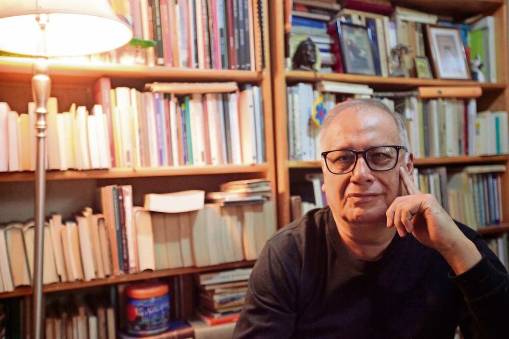 Ernesto Lumbreras es poeta, ensayista y crítico de arte. Este libro, Vals para lobos y pastor, es su primera novela/ Miguel García García / EL UNIVERSAL