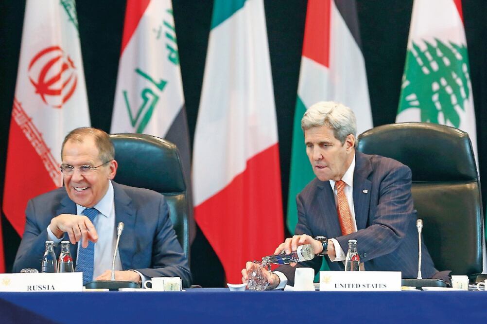 El canciller ruso Serguei Lavrov y el secretario de Estado de EU, John Kerry, ayer en Munich (MICHAEL DALDER. AP)