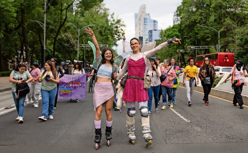 Durante el recorrido y al grito de “¡Las calles son nuestras!”, exigieron el derecho para celebrar “nuestras existencias a través del goce, del placer, del arte y el uso del espacio público”. Foto: Hugo Salvador / EL UNIVERSAL