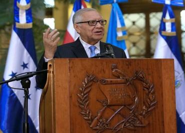 Operan de rodilla a nuevo presidente de Guatemala