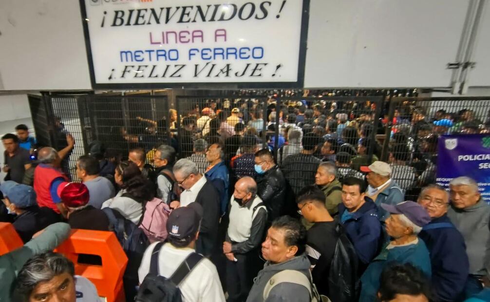 La aglomeración de gente se debe al retiro de un tren que estaba fuera de de servicio (21/01/2025). Foto: Luis Camacho / El Universal