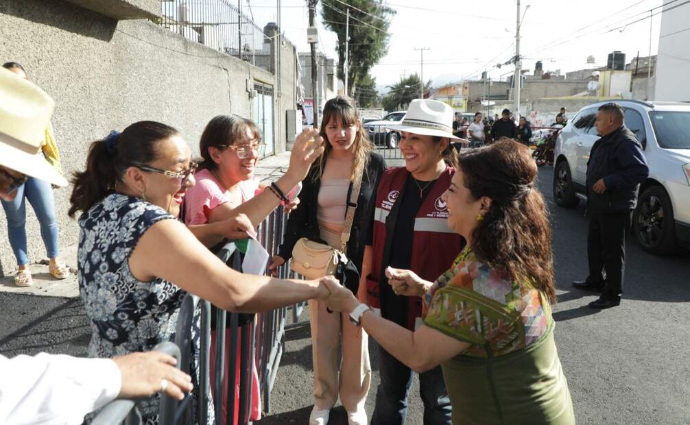 Clara Brugada con vecinos de la alcaldía Tláhuac (15/05/2025). Foto: Especial