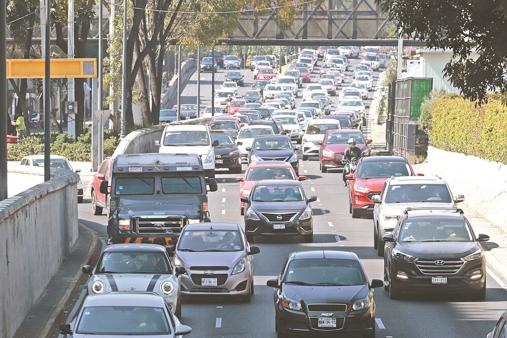En el cruce de Viaducto y avenida Insurgentes Sur se notó una mayor cantidad de automóviles, motocicletas y camiones de construcción. Foto: BERENICE FREGOSO. EL UNIVERSAL