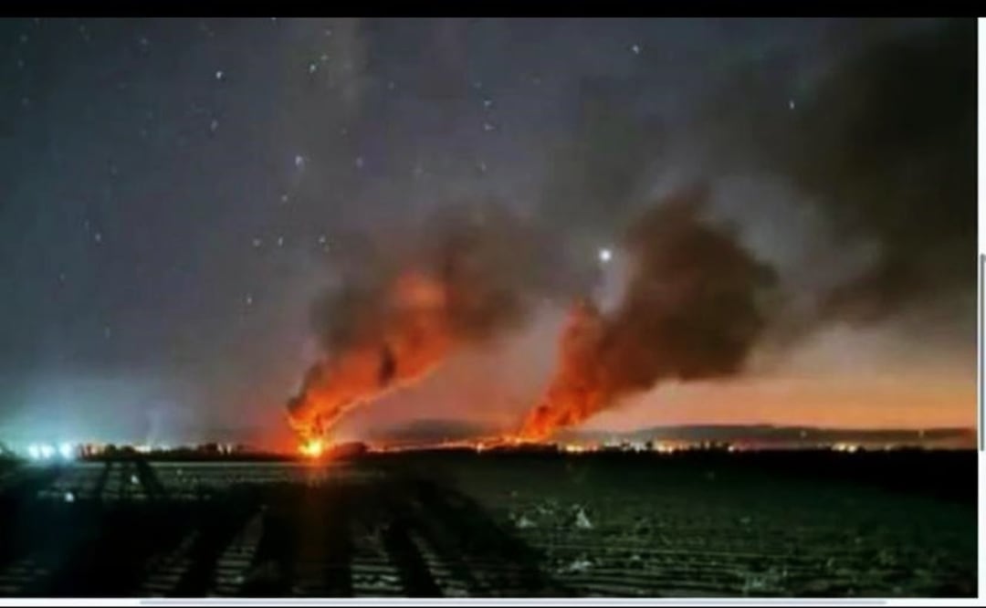 Explosión y balacera sacuden la salida norte de Culiacán en plena madrugada; restos de un auto incendiado son hallados tras los hechos. Foto: Especial