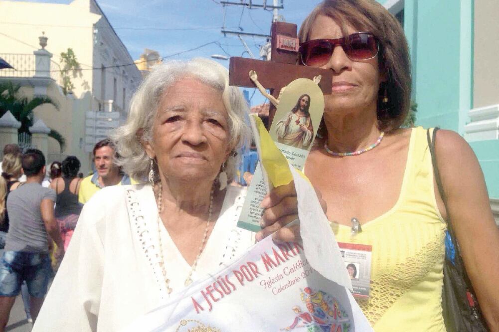 Norma Esther Silva (izq.), ayer en Santiago de Cuba (LUIS CORTÉS. EL UNIVERSAL)