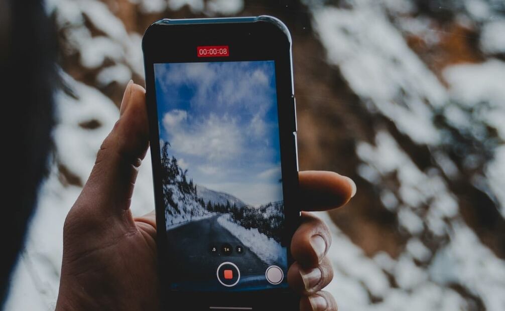 El celular, una herramienta esencial para tus viajes al extranjero. Foto: Unsplash