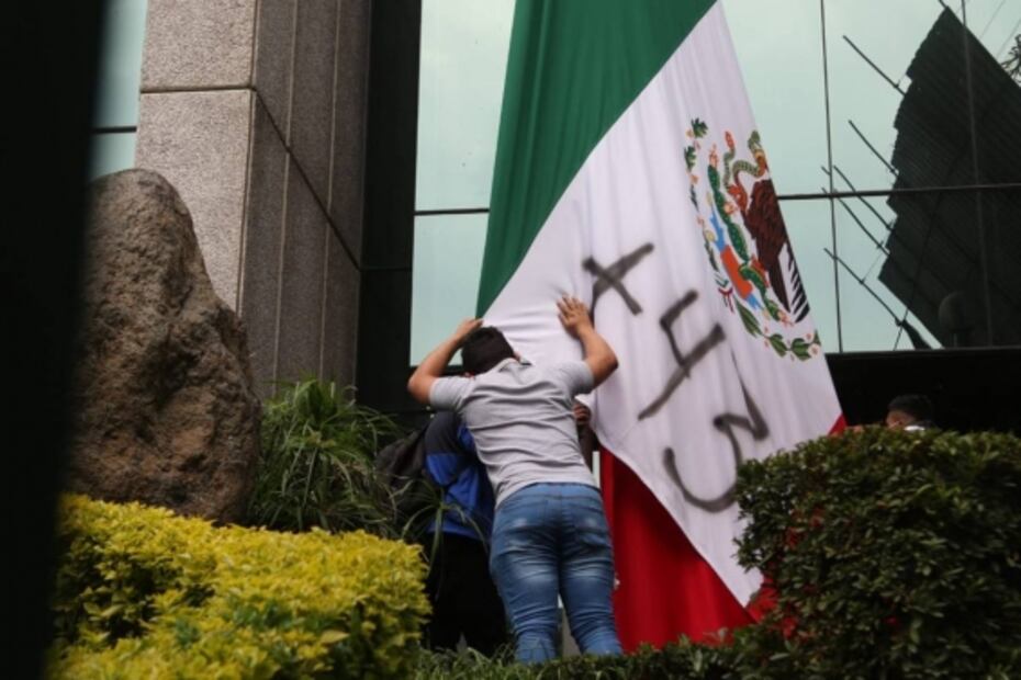 Manifestantes realizan pintas en edificio del CJF por caso Ayotzinapa