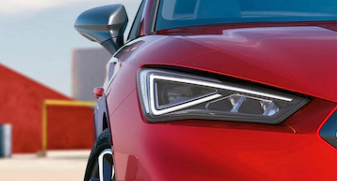 El Seat León 2026 FR cuenta con faros principales en LED y tecnología Matrix. Foto: Seat México