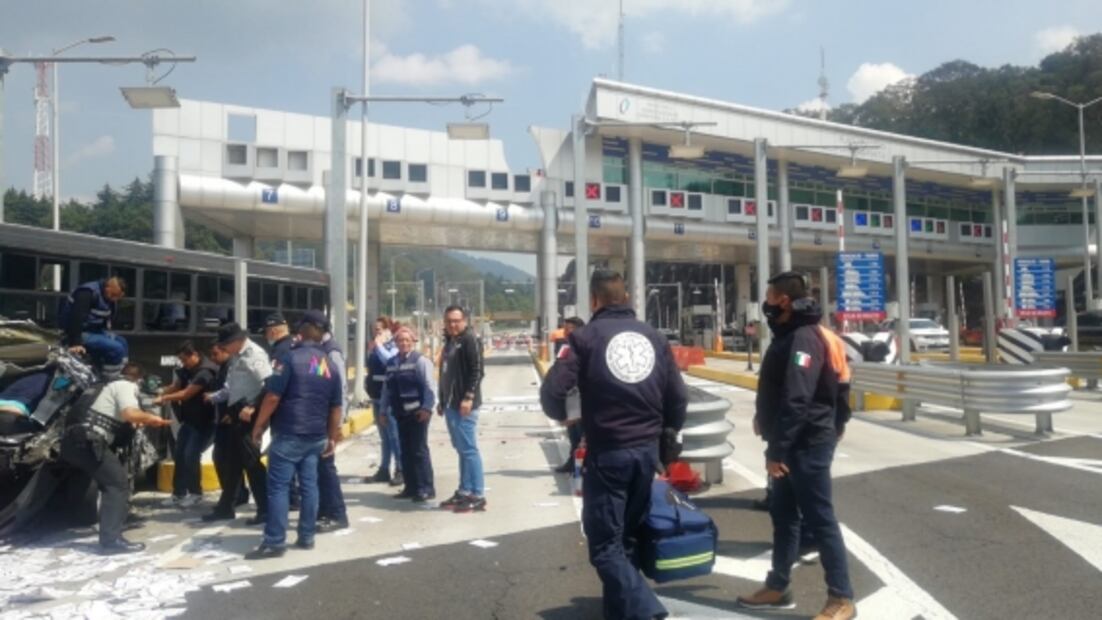 Camión de la Secretaría de Seguridad del Edomex choca contra caseta de peaje; hay 12 lesionados