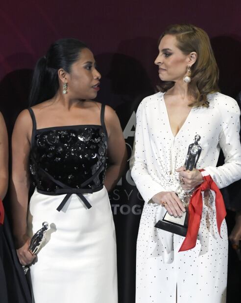 Yalitza Aparicio brilla con vestido bicolor en los premios Ariel