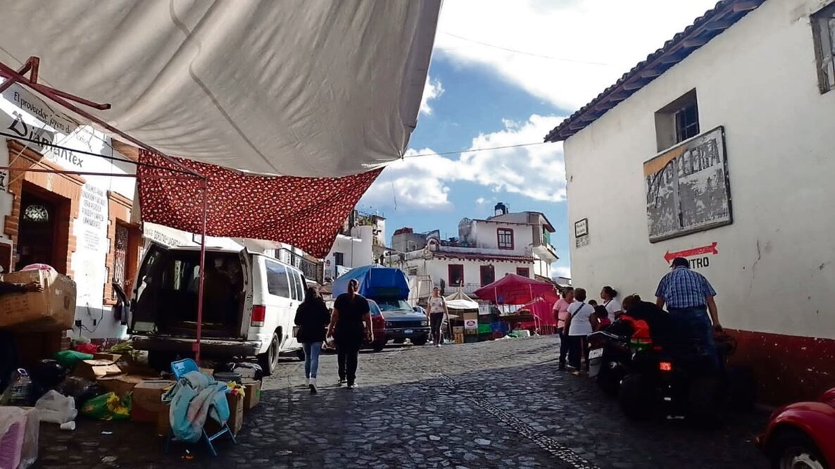 El lunes en Taxco significa día de plaza. En La Garita los taxqueños instalan un tianguis al que acuden todos a surtir la despensa de la semana. Ayer no fue así, muchos prefirieron ofrecer en redes sociales sus productos. Foto: Especial