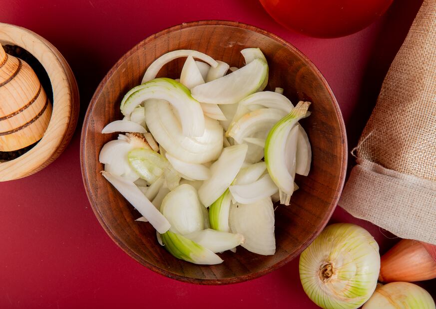 Chiles en escabeche con cebolla, una preparación llena de sabor y beneficios para la salud. Foto: Freepik