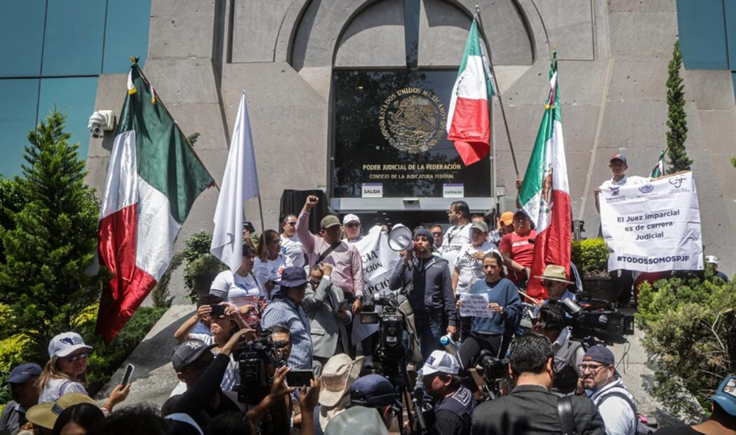 Trabajadores del Poder Judicial afuera de la sede del Consejo de la Judicatura Federal. Foto: Gabriel Pano / EL UNIVERSAL