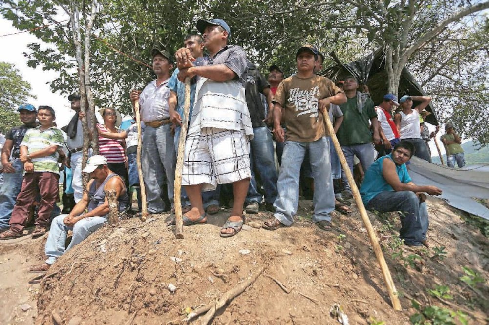 El alcalde de Aquila, José Luis Arteaga, propuso a los comunitarios iniciar mesas de diálogo con el gobierno para no generar más violencia (ARMANDO SOLÍS)