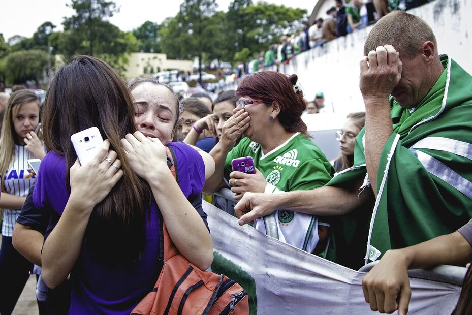 Aficionados del equipo de futbol Chapecoense se reunieron en el estadio Arena Condá en Chapecó, Santa Catarina (Brasil) (Foto: AP)