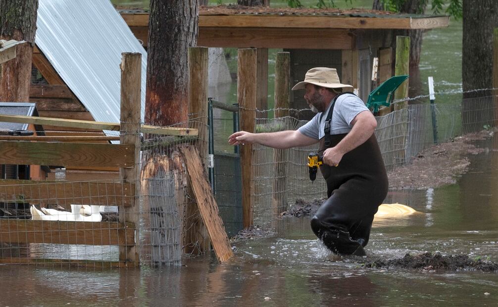 Houston se mantiene en alerta, pues se prevén hasta 76 mililitros de lluvia durante el domingo, al igual que en otras partes del sureste de Texas, con zonas aisladas que pueden alcanzar hasta 200 mililitros, de acuerdo con el Servicio Nacional de Meteorología. Foto: AP/ Kirk Sides