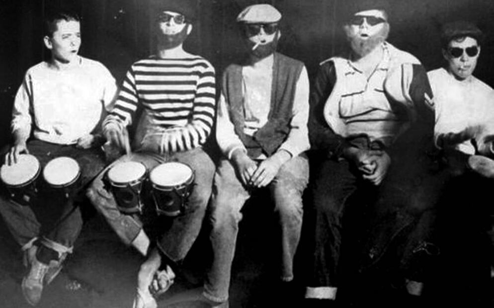 Tocar el bongó era una actividad muy asociada a los beats, quienes disfrutaban pasatiempos como la poesía y música en compañía de amigos. ESPECIAL.