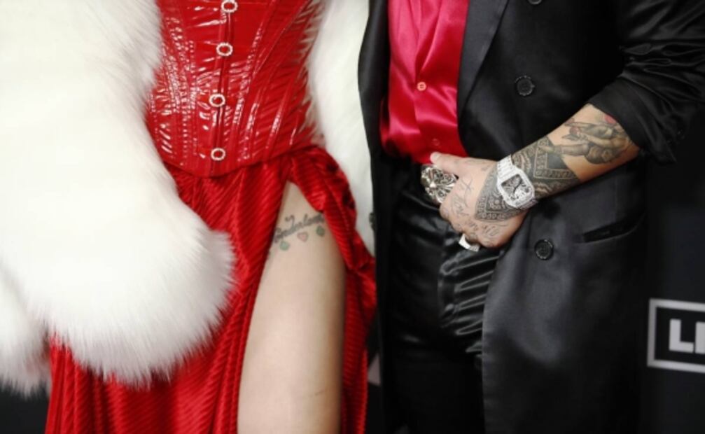 De la mano y presumiendo tatuajes, Christian Nodal y Cazzu posan juntos en su primera alfombra roja