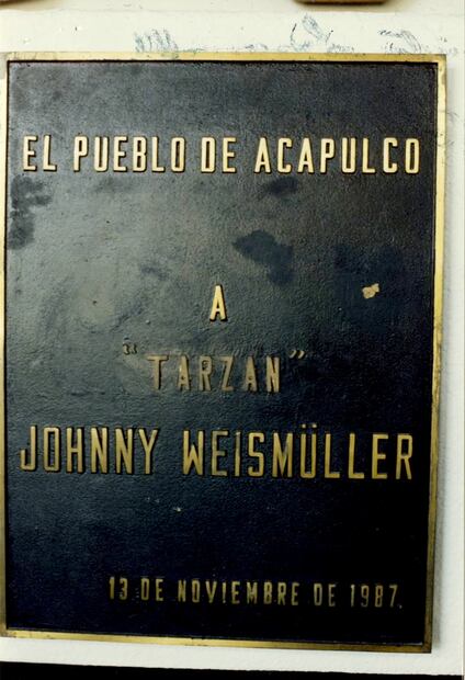 No pocas opiniones consideran que Weissmüller fue el principal promotor de Acapulco entre las estrellas de Hollywood, muchas de las cuales lo elegían como destino vacacional recurrente hasta mediados de los años ochenta. Esta placa reconoce esa labor del actor en las costas del pacífico mexicano. Foto: Archivo EL UNIVERSAL.