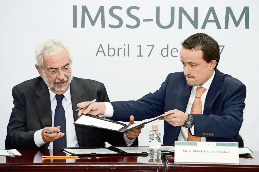 El rector de la UNAM, Enrique Graue, y el director general del IMSS, Mikel Arriola, firman la cesión. (UNAM)