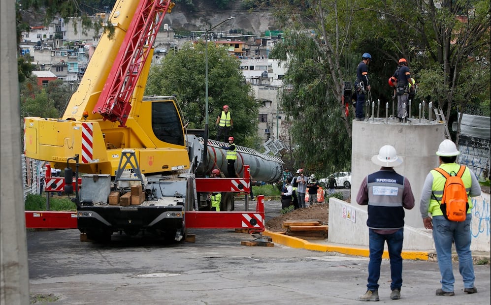 Trabajadores instalan el primeros de los 62 postes que formarán parte de la Línea 3 del Mexicable, que conectará al municipio de Naucalpan con la Ciudad de México, el 30 de junio de 2025. Foto: Foto Darío Luna / EL UNIVERSAL