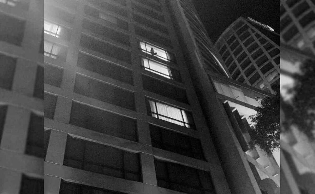Momento en que una mujer de aproximadamente 40 años de edad se arroja de un edificio cerca de Reforma 222 Foto: Especial