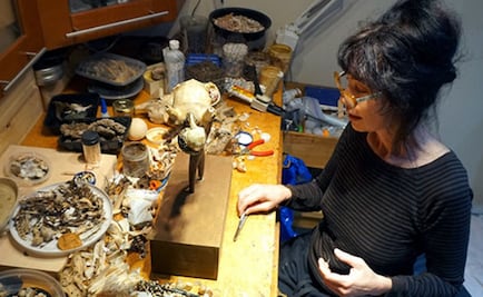 Escultura del "primer hombre" por poco mata a mujer artista