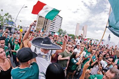 Festejan el triunfo del Tri en plazas públicas de los estados 