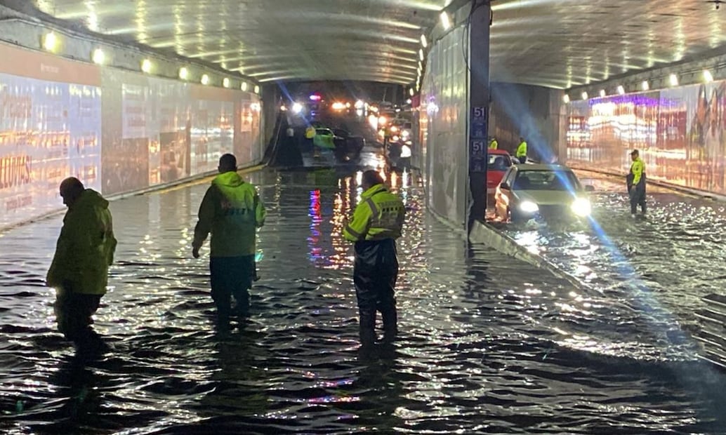 Las intensas lluvias registradas la tarde de este miércoles provocaron graves anegaciones al sur de la Ciudad de México, el 25 de junio de 2025, el cruce de Calzada de Tlalpan y Eje 5 Sur, en la colonia Nativitas, quedó anegado. Foto: Juan Carlos Williams/EL UNIVERSAL