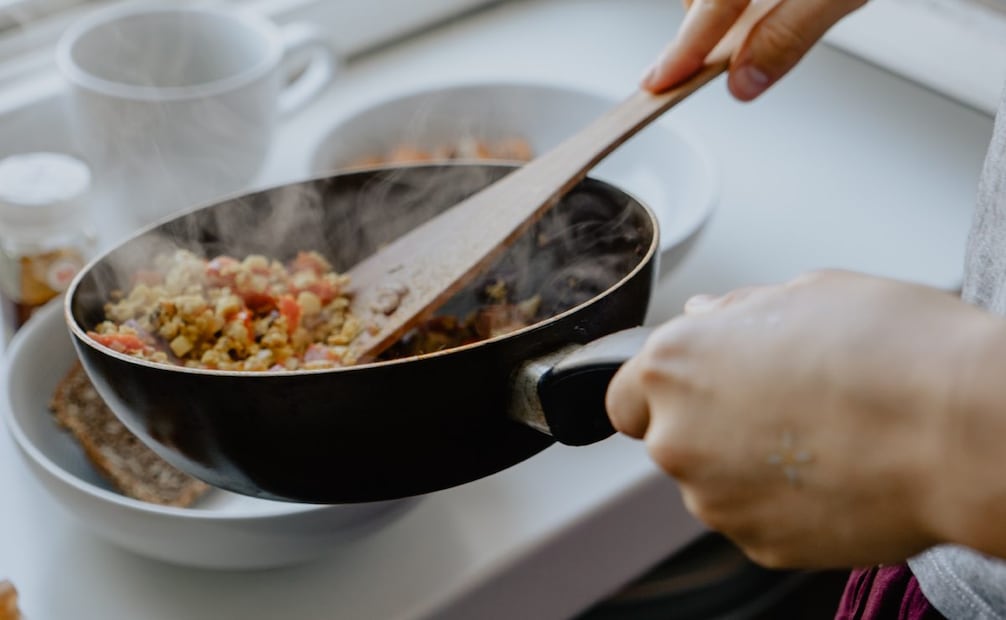 Agregar sal al sartén antes de freír es una práctica que se está haciendo popular. Imagen: Unsplash