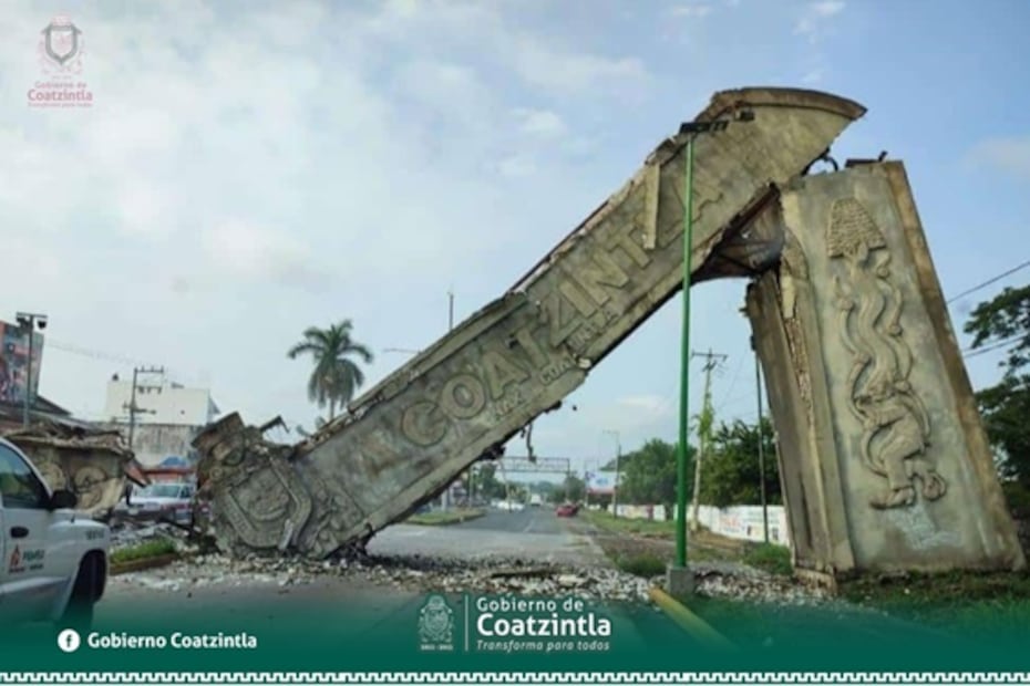 Captan momento del desplome de arco de bienvenida a Coatzintla, Veracruz 
