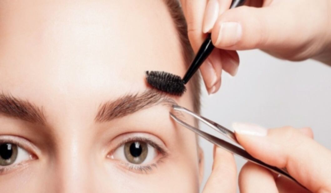 Maneras de arreglar tus cejas que te hacen ver mayor