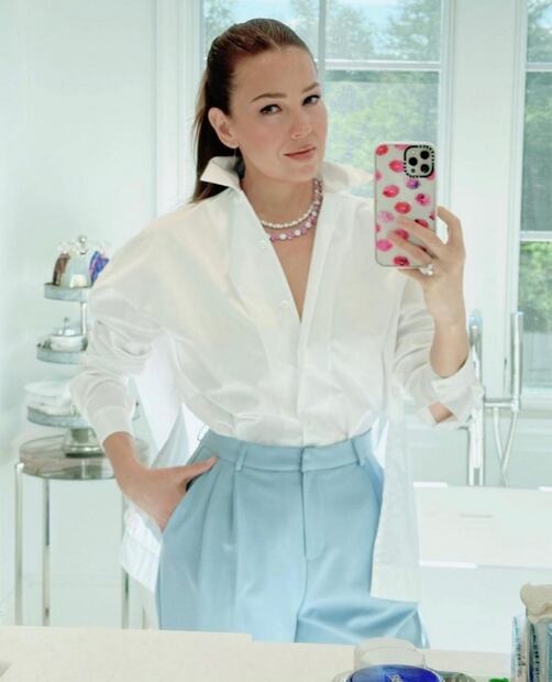 El look classy de Thalía que combina los colores del verano